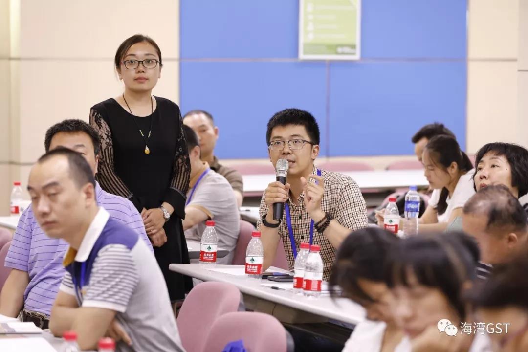 參會(huì)供應(yīng)商代表在現(xiàn)場(chǎng)就關(guān)心的問題進(jìn)行提問